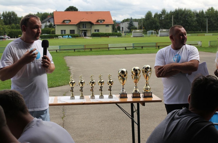 Sportowa pomoc z Fundacją Krzyż Dziecka w Pisarzowicach