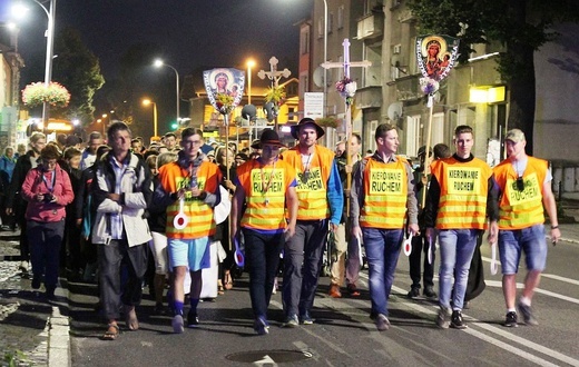 Wieczorne powitanie 410. Pielgrzymki Żywieckiej w Żywcu - 2021