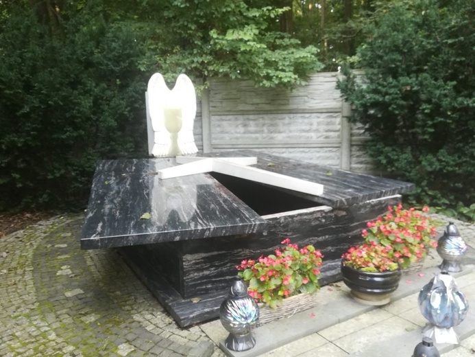 Profanacja grobu ks. Leona Kantorskiego w Podkowie Leśnej