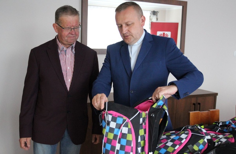 Do szkoły z uśmiechniętym tornistrem od Caritas