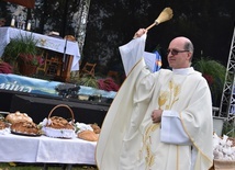 Ks. Arkadiusz Chwastyk poświęcił przygotowane przez sołectwa wieńce i bochny chleba.