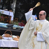 Ks. Arkadiusz Chwastyk poświęcił przygotowane przez sołectwa wieńce i bochny chleba.