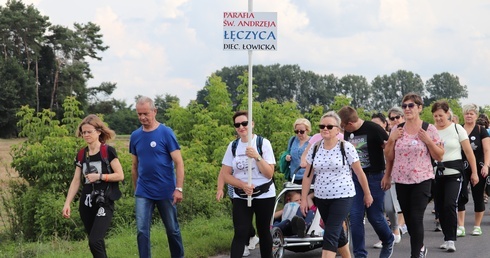 IV Pielgrzymka z Łęczycy do Świnic Warckich przebiegała pod hasłem: "Rodzina Bogiem silna".