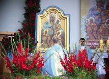 	Kustosz zawierzył parafię i pielgrzymów Maryi.