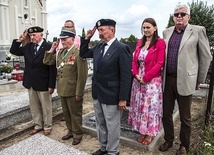 	Przedstawiciele ZŻWP i władz gminy złożyli kwiaty na grobie nieznanego bohatera.