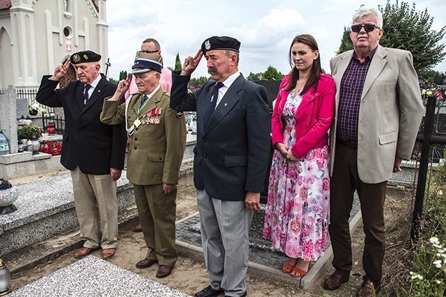 	Przedstawiciele ZŻWP i władz gminy złożyli kwiaty na grobie nieznanego bohatera.