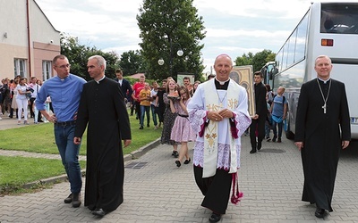 	Wprowadzenie symboli w Skarżysku-Kamiennej. Od lewej idą: ks. Mariusz Wilk, ks. Krzysztof Dukielski, bp Marek Solarczyk i bp Piotr Turzyński.