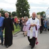 	Wprowadzenie symboli w Skarżysku-Kamiennej. Od lewej idą: ks. Mariusz Wilk, ks. Krzysztof Dukielski, bp Marek Solarczyk i bp Piotr Turzyński.