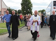 	Wprowadzenie symboli w Skarżysku-Kamiennej. Od lewej idą: ks. Mariusz Wilk, ks. Krzysztof Dukielski, bp Marek Solarczyk i bp Piotr Turzyński.