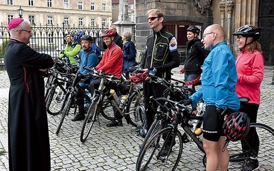 	Rowerzystom pobłogosławił na drogę biskup świdnicki. Przyznał, że sam też wybrałby się z nimi.