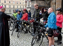 	Rowerzystom pobłogosławił na drogę biskup świdnicki. Przyznał, że sam też wybrałby się z nimi.