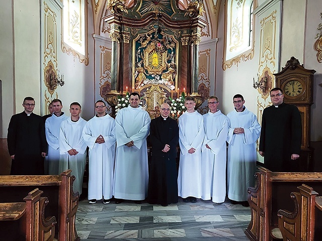 Wspólne zdjęcie w sanktuarium na Górze Iglicznej.