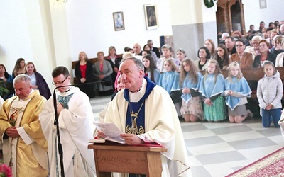 	Po Mszy św. ordynariusz z wiernymi modlił się  przed cudownym obrazem Matki Bożej.