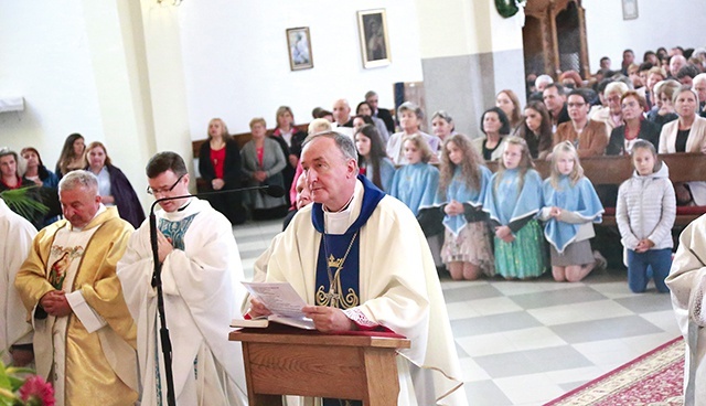 	Po Mszy św. ordynariusz z wiernymi modlił się  przed cudownym obrazem Matki Bożej.