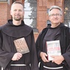 	O. Stanisław Narcyz Klimas (z prawej) i o. Tomasz Franciszek Dubiel służą w ojczyźnie Jezusa.