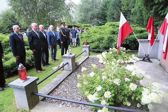 Władze miasta złożyły kwiaty.