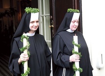 ◄	Siostra Faustyna (z lewej) i siostra Antonina podczas uroczystości.