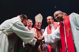 ▲	Rozpoczęcie festiwalu przez bp. Marka Solarczyka, o. Tomasza Maniurę OMI, o. Pawła Zająca OMI i duszpasterzy młodzieży.