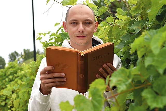 Patryk Sokalski studiuje teologię, pracuje jako przedstawiciel handlowy, a w wolnych chwilach jest strażakiem OSP. Lubi też gotować.