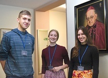 	Jakub Majka, Ida Kozieł i Weronika Wabno (z prawej) w Domu Rekolekcyjnym im. Sługi Bożego Biskupa Wilhelma Pluty w Rokitnie.