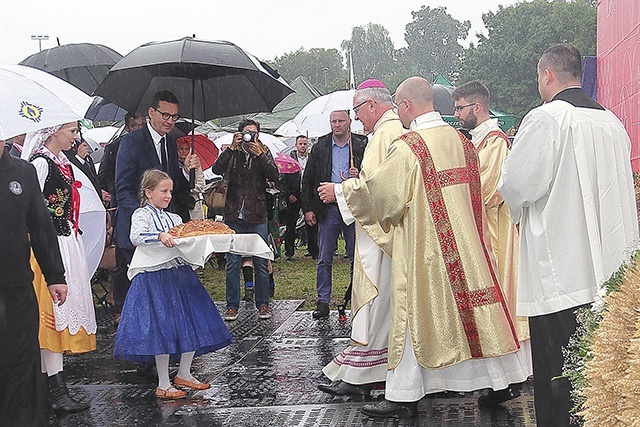 ▲	Premier Mateusz Morawiecki wspólnie z dziećmi przyniósł do ołtarza dary ofiarne.