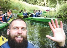 ►	Zakonnicy razem z chłopcami bawią się, wypoczywają,  ale i pomagają w budowaniu relacji z Panem Bogiem.