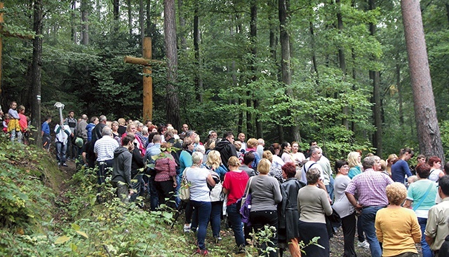 Pielgrzymowano tu w XVIII wieku, dlatego cystersi zbudowali w tym miejscu kalwarię. 