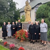 Bp Andrzej Siemieniewski wśród bolesławieckich zakonnic.