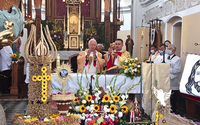 Uroczystej sumie jubileuszowej połączonej z dożynkami parafialnymi przewodniczył bp Dziuba.