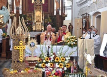 Uroczystej sumie jubileuszowej połączonej z dożynkami parafialnymi przewodniczył bp Dziuba.