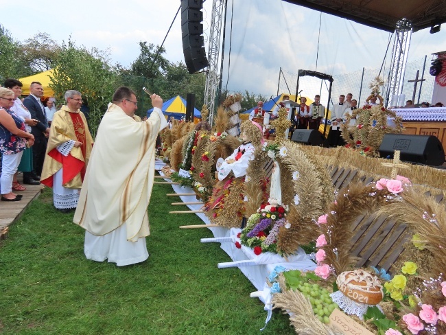 Dożynki, folklor, rycerze, zespoły i uliczni artyści