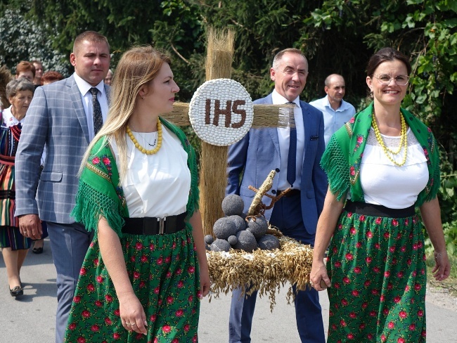 Dożynki, folklor, rycerze, zespoły i uliczni artyści