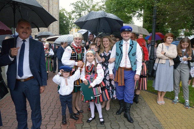 Dożynki, folklor, rycerze, zespoły i uliczni artyści