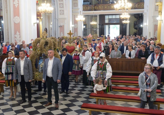 Dożynki, folklor, rycerze, zespoły i uliczni artyści