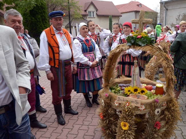 Dożynki, folklor, rycerze, zespoły i uliczni artyści