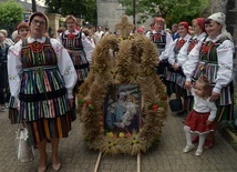 Dożynki, folklor, rycerze, zespoły i uliczni artyści