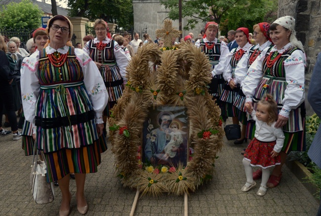 Dożynki, folklor, rycerze, zespoły i uliczni artyści