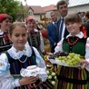 Święto plonów w opoczyńskiej kolegiacie św. Bartłomieja. Za chwilę ruszy procesja do kościoła.