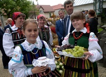 Święto plonów w opoczyńskiej kolegiacie św. Bartłomieja. Za chwilę ruszy procesja do kościoła.