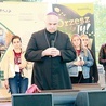 Biskup Adam Bab modlił się z młodzieżą.