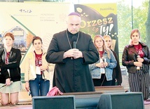 Biskup Adam Bab modlił się z młodzieżą.