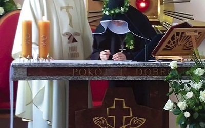 Tekst profesji wieczystej siostry podpisują na ołtarzu.