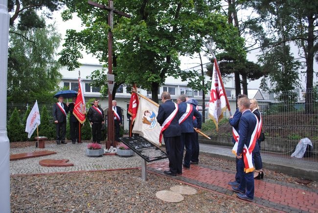 Uroczystości przed krzyżem obok Narzędziowni w Hucie "Stalowa Wola".