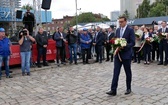 Gdańsk. Premier złożył kwiaty pod historyczną Bramą nr 2 