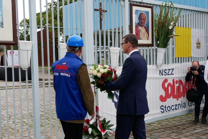 Gdańsk. Premier złożył kwiaty pod historyczną Bramą nr 2 