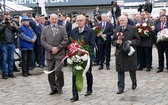 Gdańsk. Premier złożył kwiaty pod historyczną Bramą nr 2 