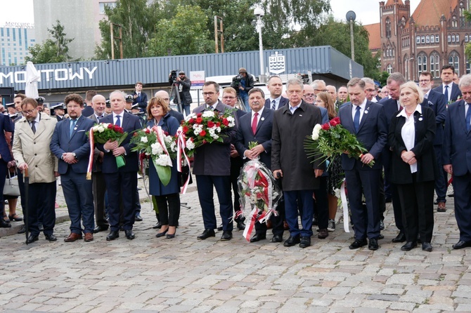 Gdańsk. Premier złożył kwiaty pod historyczną Bramą nr 2 