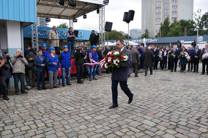 Gdańsk. Premier złożył kwiaty pod historyczną Bramą nr 2 