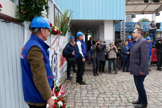 Gdańsk. Premier złożył kwiaty pod historyczną Bramą nr 2 