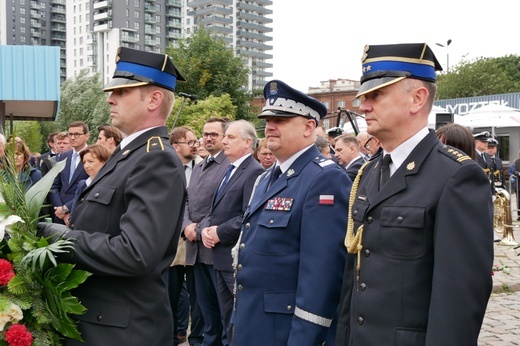 Gdańsk. Premier złożył kwiaty pod historyczną Bramą nr 2 